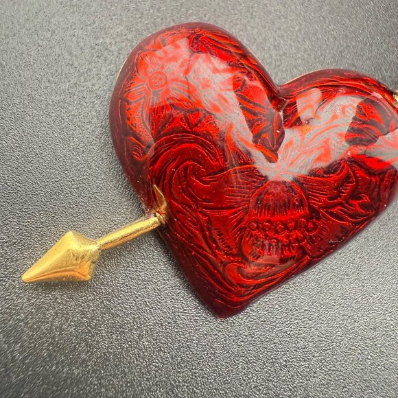 Original Avon Vintage Red Heart Brooch With Gold-Tone Pierced Arrow Etched Flora - Picture 3 of 6
